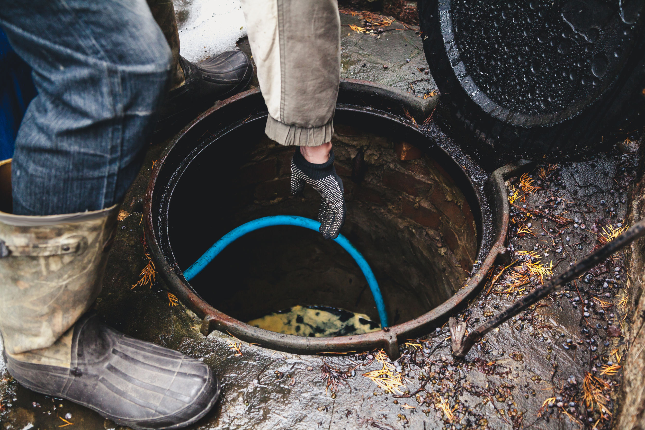 Hand in glove falls into sewer
